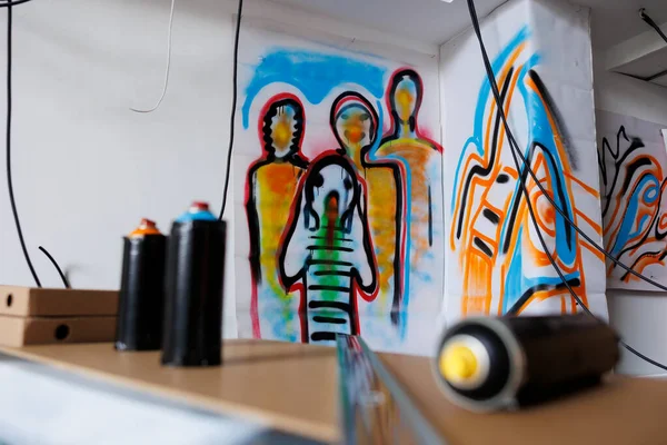 Latas Tinta Spray Artístico Edifício Sujo Abandonado Usado Para Decorar — Fotografia de Stock
