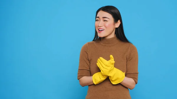 Smiling Asian Maid Clapping Hands Front Camera Finishing House Cleaning — Stock Photo, Image