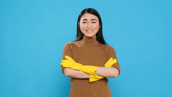 Smiling Professional Maid Wearing Protective Rubber Gloves Standing Arm Crossed — Stockfoto
