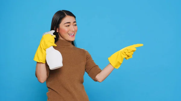 Cleaning Woman Pointing Showing Cleaning Product Isolated Text Using Spray — Stock Photo, Image