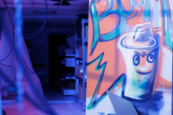 Rostiges Graffiti Beleuchtet Von Grellen Neonlichtern Einer Verwahrlosten Alten Lagerhalle — Stockfoto