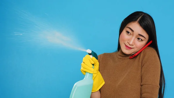 Asian Housekeeper Using Chemical Detergent Duster Clean House While Talking — Stockfoto
