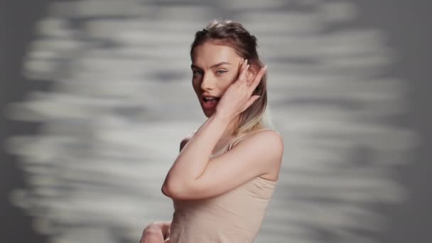 Cilt Bakımı Kampanyası Düzenleyen Genç Bir Kadın Güzellik Için Doğal — Stok video