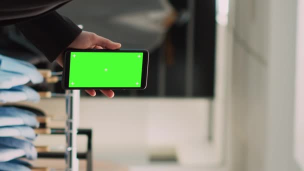 템플릿을 사용하는 유행하는 가게에서 디스플레이를 현대의 스마트폰 쇼핑에 흉내를 이용하는 — 비디오