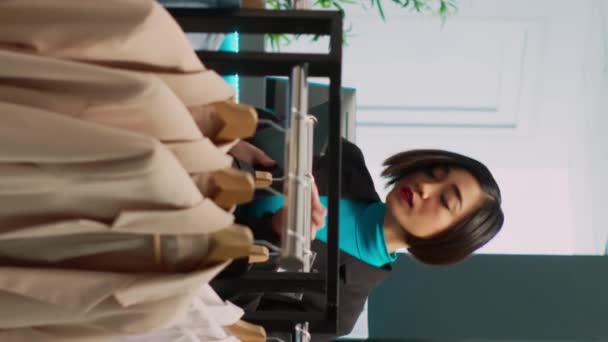 Vídeo Vertical Diversas Mujeres Mirando Mercancía Tienda Bastidores Cliente Tratando — Vídeos de Stock