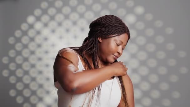 Африканська Жінка Американка Яка Охоплює Недосконалість Одягається Голу Шкіру Створюючи — стокове відео