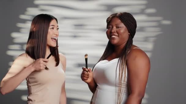 Vrouwelijke Modellen Spelen Rond Met Make Borstels Bevordering Van Huidverzorging — Stockvideo