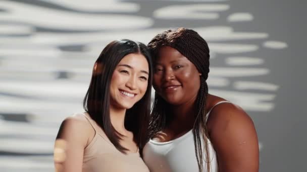 Pewne Siebie Kobiety Reklamują Miłość Siebie Pielęgnację Ciała Przytulają Się — Wideo stockowe