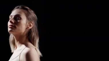 Parlak kız kendini güzel hissediyor ve cilt bakımı kampanyasında güçlendiriyor. Parlak ciltli kusurları kucaklıyor. Stüdyoya ve vücut pozitifliğine güvenen güzel bir model..