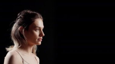 Güzel bir kız çıplak teniyle mutlu ve doğal hissediyor. Stüdyoda makyajsız poz veriyor. Kendine güvenen bir kadın gülüyor ve cilt bakımı kampanyası başlatıyor, kendini kabullenme vücut pozitifliğini destekliyor..