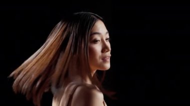 Güzellik reklamı için poz veren doğal cilt bakımlı kadın model stüdyoda hafif canlandırıcı ürünler sunuyor. Kendini ifade eden kadın, kusurların güzelliğini ve sevgisini, ışıl ışıl parıldayan bakışlarını....