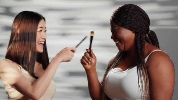 Stüdyoda Fırçalarla Oynayan Birbirlerine Makyaj Yapan Eğlenen Çok Irklı Kızlar — Stok video