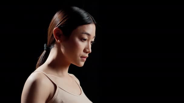 美しさの広告のためにポーズを放射裸の肌を持つアジアの女の子 カメラ上の高揚製品の栄養を促進 自信と不完全さの美しさを示すモデル 輝く外観 — ストック動画
