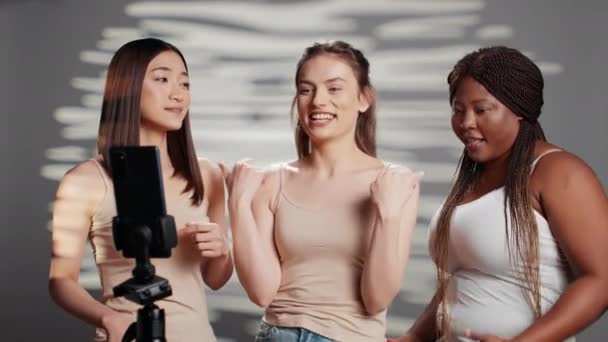 Neşeli Kadınlar Dans Ediyor Kamera Önünde Aptalca Davranıyorlar Stüdyoda Akıllı — Stok video