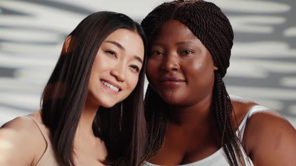 Cilt Bakımı Kampanyası Yapan Kadınlar Kamerada Irklar Arası Modeller Kendilerine — Stok video