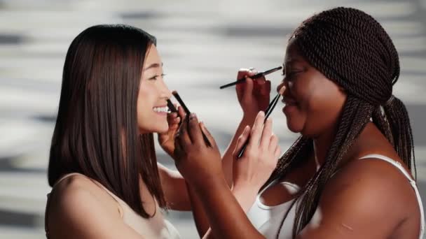 Diversas Mujeres Que Juegan Con Los Pinceles Maquillaje Estudio Dando — Vídeos de Stock