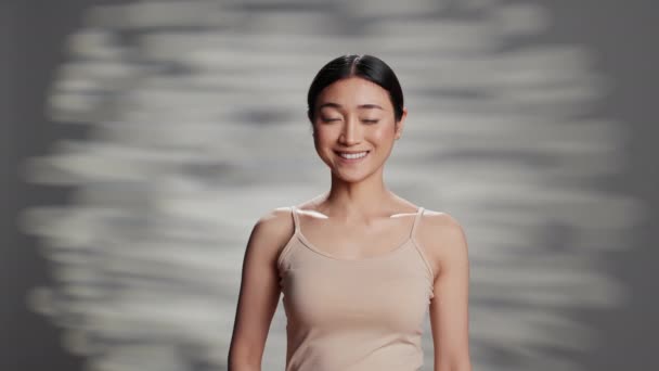 Genç Asyalı Model Cilt Bakımı Kampanyası Için Yeni Ürünlerle Kendini — Stok video