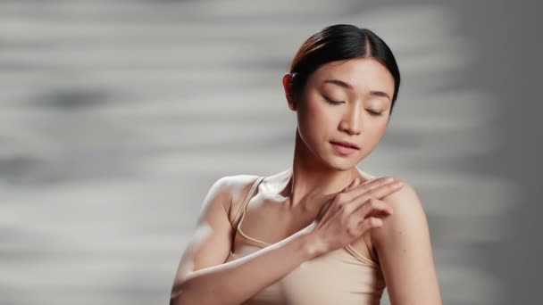 Dokonalý Asijský Model Nanášení Krému Ramena Propagace Péče Tělo Pozitivity — Stock video