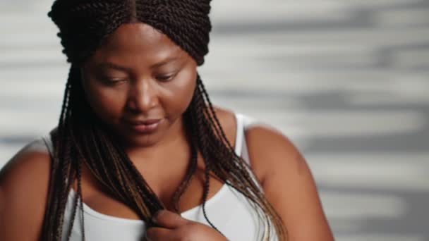 Африканская Американская Модель Делает Чувственные Жесты Камеру Рекламирует Положительную Реакцию — стоковое видео