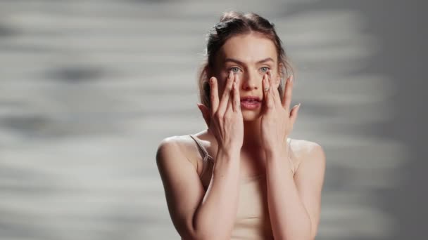 Confident Χαρούμενη Γυναίκα Εφαρμογή Κρέμα Ματιών Στο Στούντιο Καταγραφή Διαφήμιση — Αρχείο Βίντεο