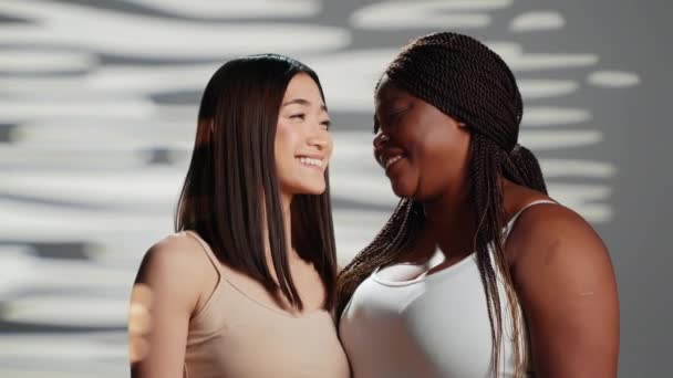 Neşeli Eşsiz Kızlar Vücut Özgüveninin Reklamını Yapıyor Stüdyoda Birbirlerini Kucaklıyor — Stok video
