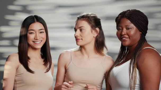 Grupo Mulheres Diversas Sorrindo Anúncios Confiança Corporal Rindo Juntas Promovendo — Vídeo de Stock