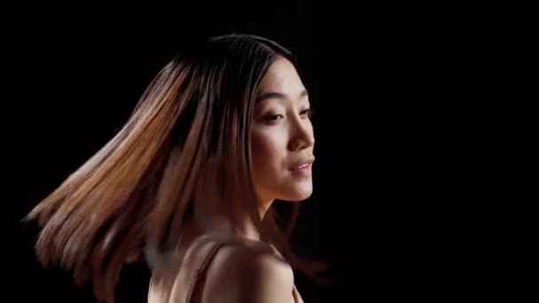 Samičí Model Přírodní Holou Pletí Pózující Pro Reklamu Krásu Propagující — Stock video