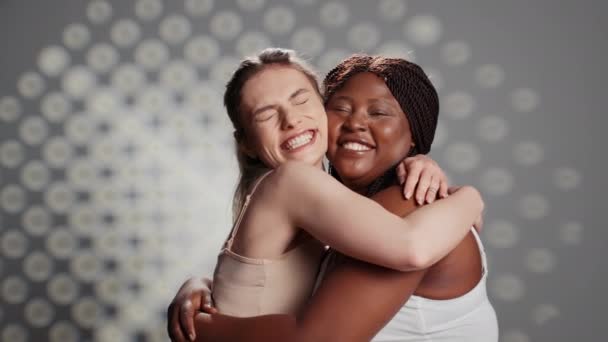 Chicas Brillantes Felices Riendo Posando Estudio Creando Publicidad Para Positividad — Vídeo de stock
