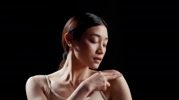 Ασιατικό Μοντέλο Ομορφιάς Που Εφαρμόζει Κρέμα Στο Σώμα Για Προωθήσει — Αρχείο Βίντεο