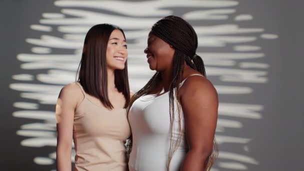 Flawless Confiante Meninas Diversas Posando Juntos Câmera Mostrando Auto Confiança — Vídeo de Stock