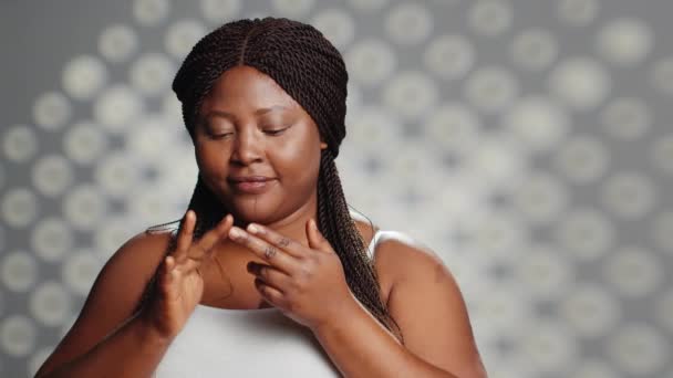 Chica Afroamericana Que Promueve Crema Hidratante Estudio Aplicación Suero Crema — Vídeos de Stock
