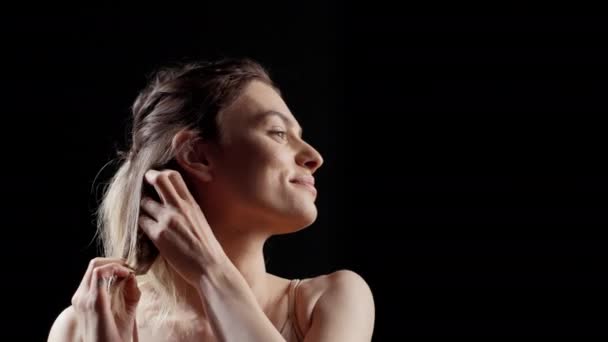 Αισθησιακό Μοντέλο Ομορφιάς Που Δημιουργεί Καμπάνια Περιποίησης Του Δέρματος Στο — Αρχείο Βίντεο