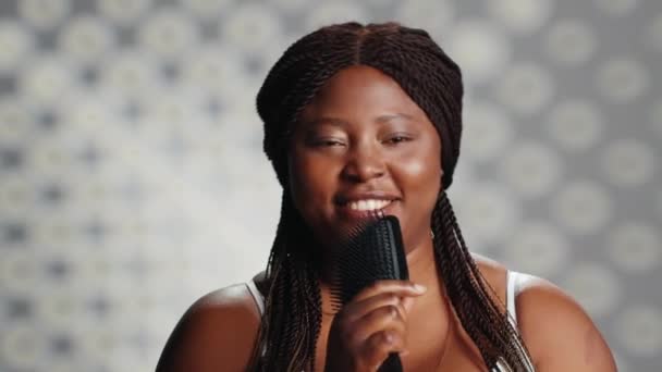 Jeune Femme Chantant Avec Une Brosse Cheveux Studio Montrant Confiance — Video