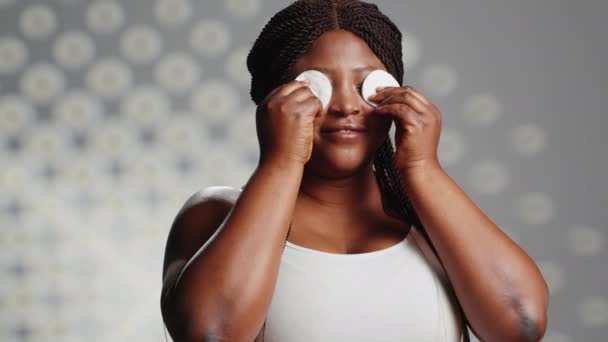 Beauty Model Διαφήμιση Skincare Ρουτίνα Βαμβάκι Μαξιλάρια Την Προώθηση Της — Αρχείο Βίντεο