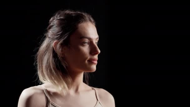 Позитивна Дама Сяючою Шкірою Позує Скінченну Рекламу Сприяючи Самолюбству Косметичними — стокове відео