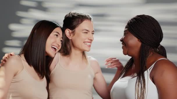 Stüdyoda Vücut Güveni Reklamı Için Poz Veren Çeşitli Güzel Kızlar — Stok video