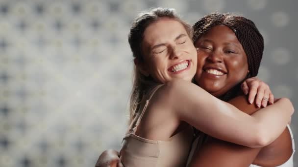Kvinner Som Selvsikre Posere Skincare Reklame Kvinner Med Forskjellige Kroppsformer – stockvideo