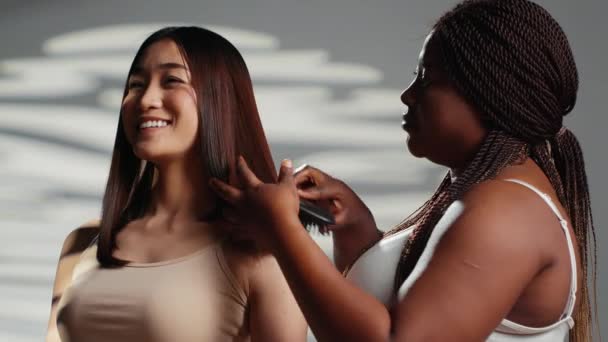 Mulheres Diversas Rindo Escovando Cabelo Estúdio Divertindo Como Amigos Mostrando — Vídeo de Stock