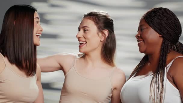 Curvy Skinny Interracial Models Filming Body Positivity Expressing Self Acceptance — Video Stock