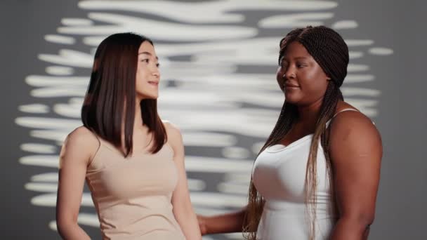 Gruppe Von Freunden Die Ihre Weiblichkeit Studio Ausdrücken Schönheitswerbekampagnen Filmen — Stockvideo