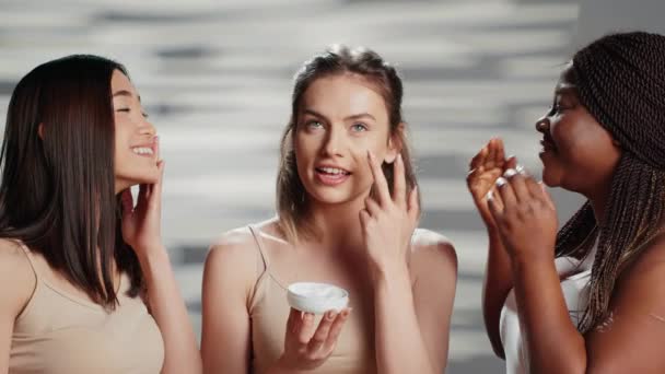 Grupo Multiétnico Meninas Aplicando Creme Rosto Usando Cosméticos Hidratantes Para — Vídeo de Stock