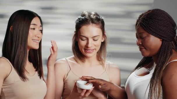 Mulheres Inter Raciais Aplicando Creme Hidratante Rosto Usando Cosméticos Para — Vídeo de Stock