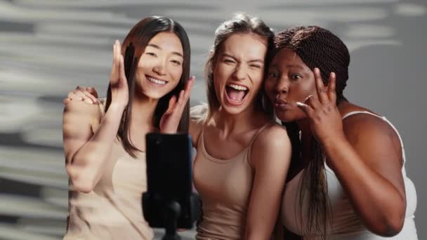 Groupe Interracial Amis Prenant Des Photos Sur Smartphone Pour Promouvoir — Video