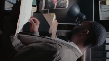 Dikey video: Hukuk ajanları kanıt odasında özel kayıtları analiz ediyor, uzay ofisinde adli soruşturma yürütüyorlar. Profesyonel dedektifler dava dosyalarını analiz ediyor.