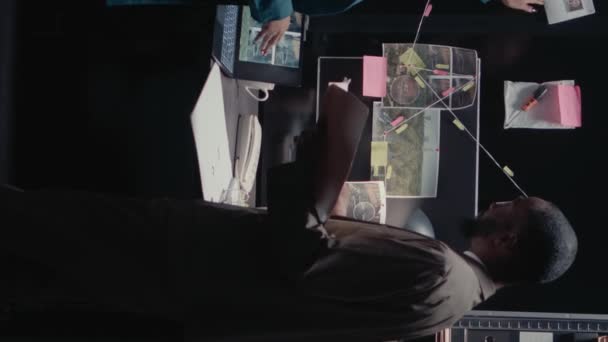 Dikey Video Müfettiş Kanıt Odasındaki Arka Plan Kayıtlarını Kontrol Ediyor — Stok video