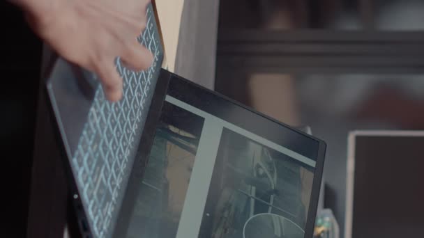 Pionowy Film Policjant Badający Akta Sprawy Kryminalnej Laptopie Siedzący Przy — Wideo stockowe