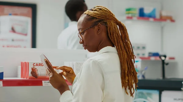 African American Woman Reading Package Pills Drugstore Looking Medical Healthcare — Stock Photo, Image