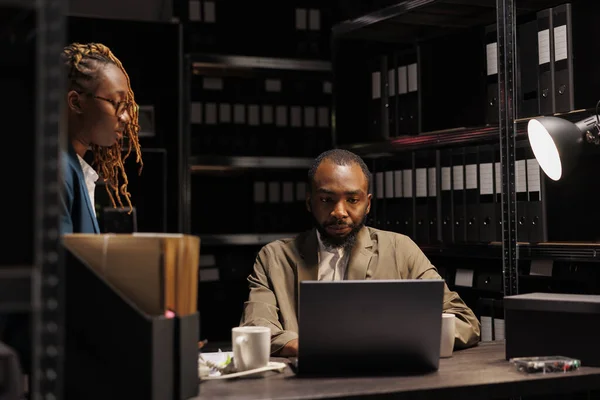 Dwóch Śledczych Szukających Informacji Policyjnych Archiwach Przy Użyciu Laptopa Afrykański — Zdjęcie stockowe
