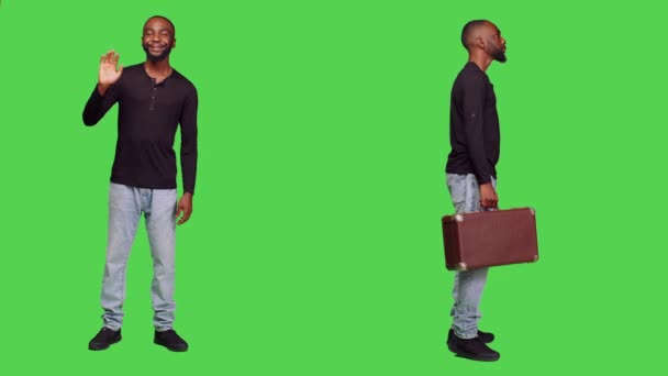 Männliche Modell Mit Koffer Gepäck Studio Und Wartet Auf Etwas — Stockvideo