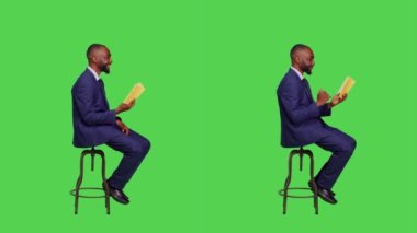 Sandalyeye oturmuş kitap ya da roman okuyan genç işadamı boş zamanlarında uydurduğu masallara odaklanıyor. Tam vücut yeşil ekran üzerinde edebiyat okuyan kendinden emin girişimci.